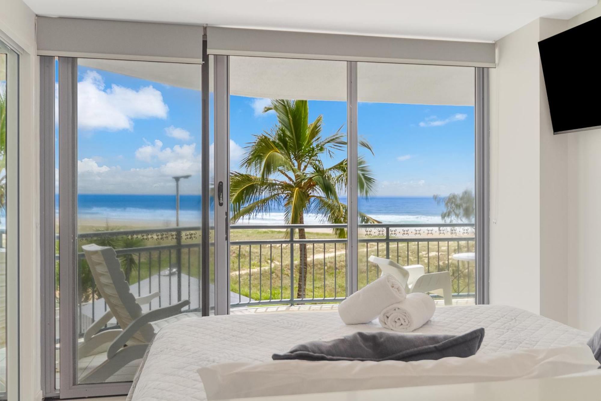 Oceanside Resort - Absolute Beachfront Apartments Gold Coast Exterior foto